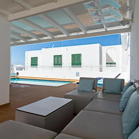 Lovely 3-bed In Puerto Del Carmen Villa Puerto del Carmen (Lanzarote)
